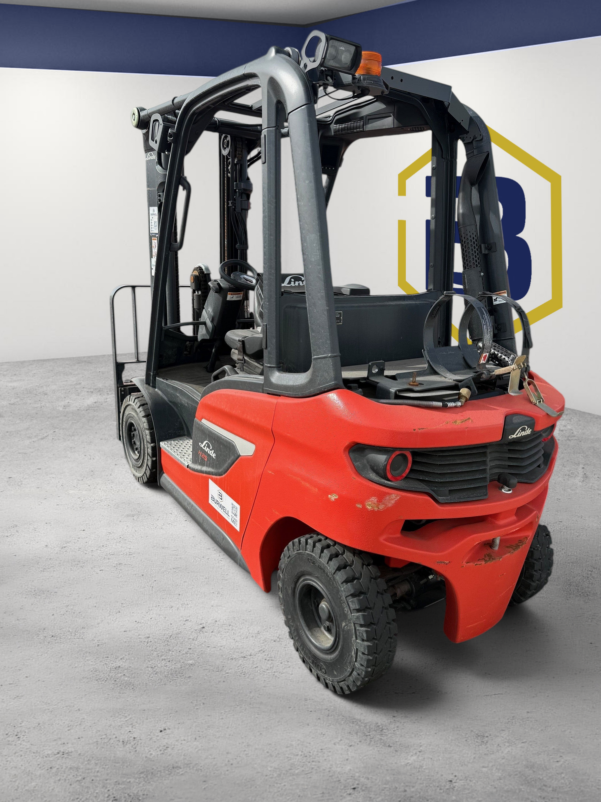 Burwell Material Handling 2021 Linde H25T red internal combustion forklift with LP bottle bracket in outdoor yard