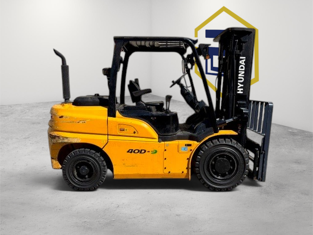 Burwell Material Handling 2020 Hyundai 40D-9F forklift with triple mast, sideshifting fork positioner, and 72-inch forks
