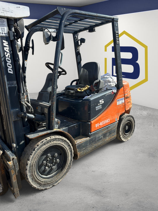 Burwell Material Handling 2016 Doosan G25E-5LP LPG pneumatic-tire forklift parked in an outdoor industrial yard