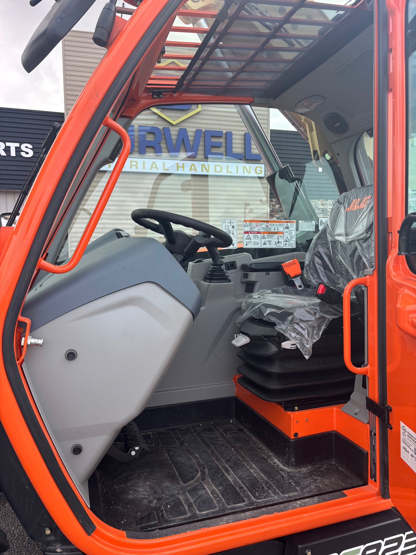 2024 JLG 823