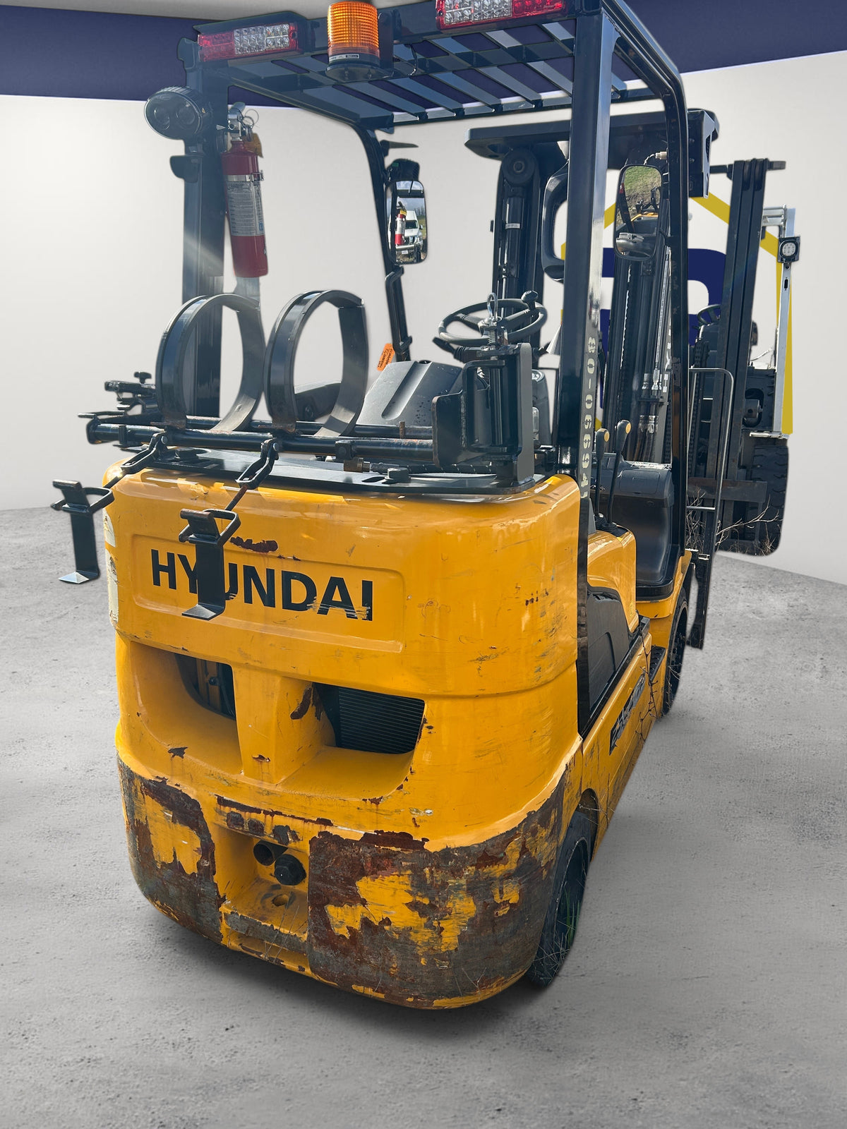 Burwell Material Handling 2019 Hyundai 25LC-7A LPG forklift with yellow chassis and rear safety beacon