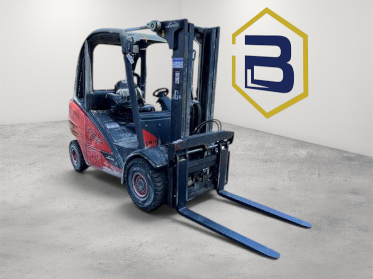 Burwell Material Handling 2018 Linde H30T LPG pneumatic forklift with 6,000 lb capacity in a yard setting