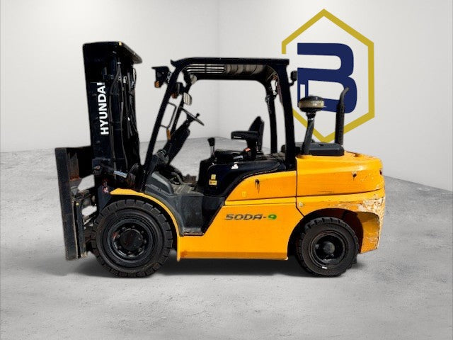 Burwell Material Handling used 2020 Hyundai 50DA-9 diesel forklift with triple-stage mast and pneumatic tires