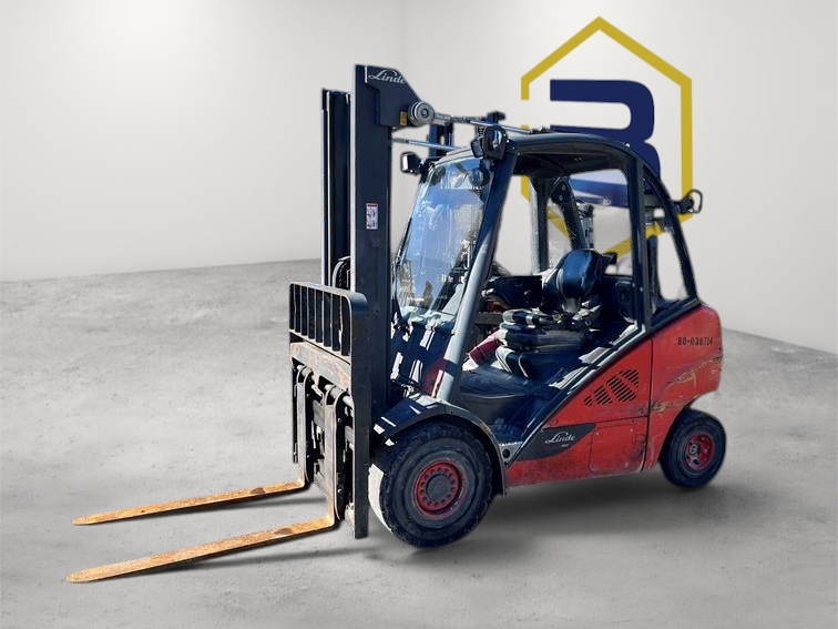 Burwell Material Handling 2017 Linde H30T LPG pneumatic forklift with hydrostatic drive in a yard setting.