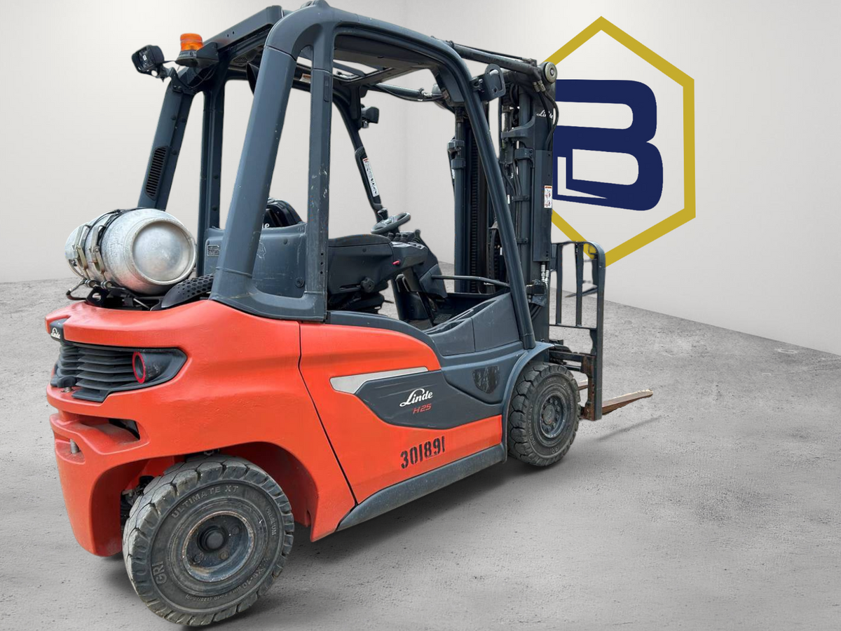 Burwell Material Handling 2022 Linde H25T LPG cushion-tire forklift with side shift in an outdoor warehouse yard.
